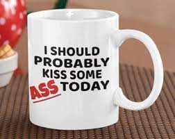 Caneca com o escrito "I Should Probably kiss some ass today"