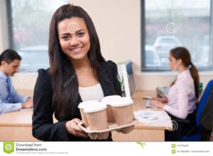 Estagiária vestida com roupas de trabalho em escritório, trazendo café! Princípio de Pareto rules!