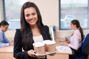 Estagiária vestida com roupas de trabalho em escritório, trazendo café! Efeito Horn