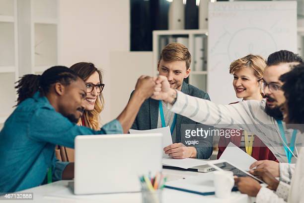 Por que toda imagem sobre comunicação efetiva contém um fist bump?